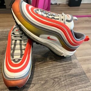 Boys Size 7 Nike Airmax